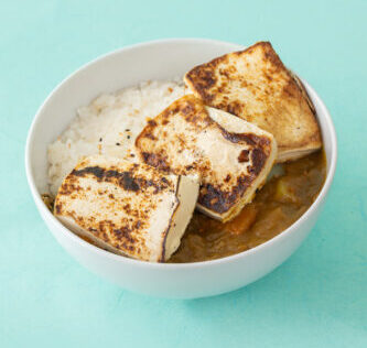 Riso bianco, salsa di curry con patate e carote, yaki tofu, sesamo